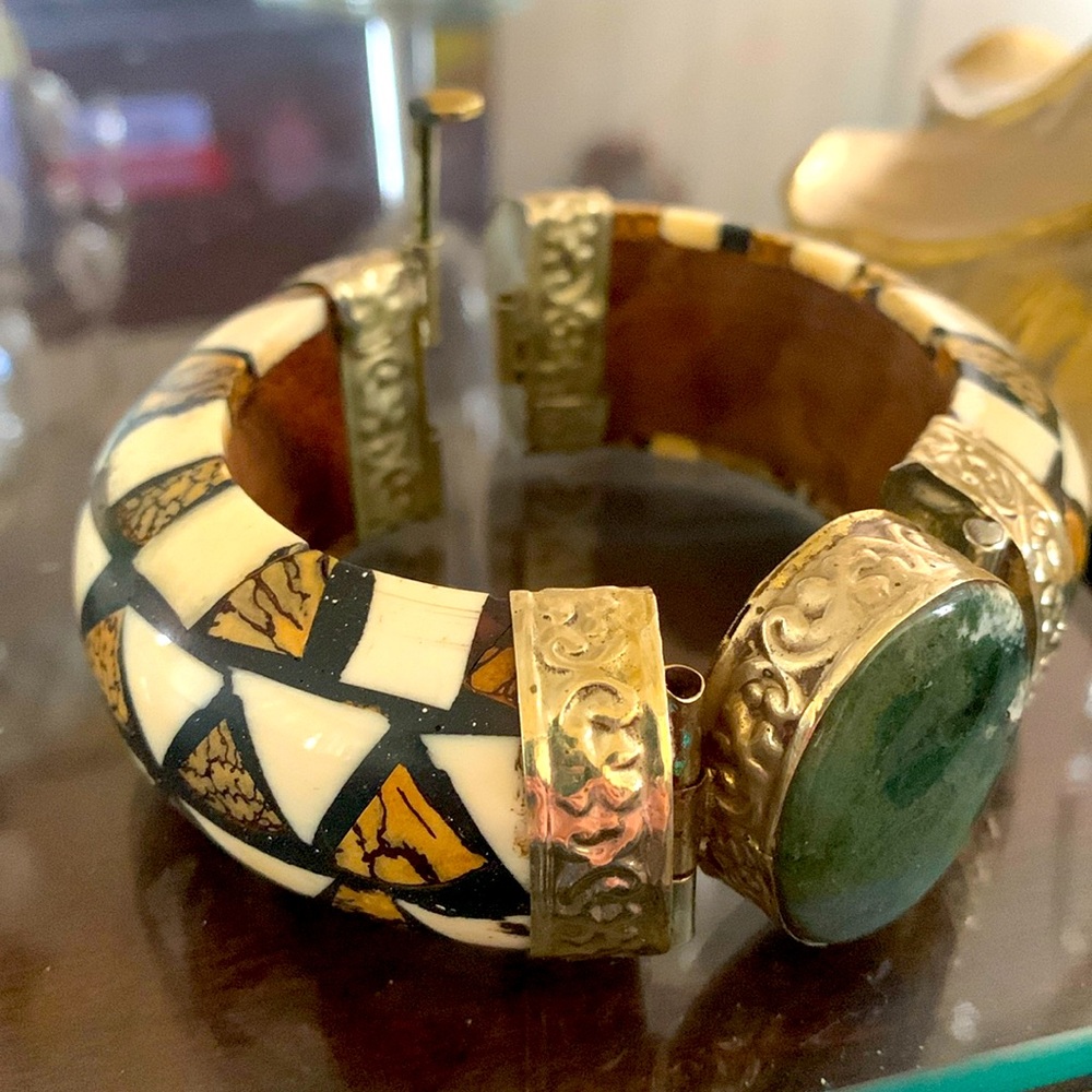 Moroccan bracelet big real green stone I the middle